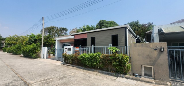 บ้าน ธาราบ้านสวน พท. 1 ไร่ 1 ngan 95 Square Wah  2850000 THB ใกล้ การเดินทางสะดวกสบาย เข้าออกได้หลายเส้นทาง ใกล้โรงเรียนวัดกรอกยายชา เซเว่น สไมล์ซุปเปอร์มาร์เก็ต โรงเรียนศิริพรระยอง โรงพยาบาลกรุงเทพระยอง โลตัสโกเฟรชซุปเปอร์มาร์เก็ตระยอง ใกล้ถนนเลียบห