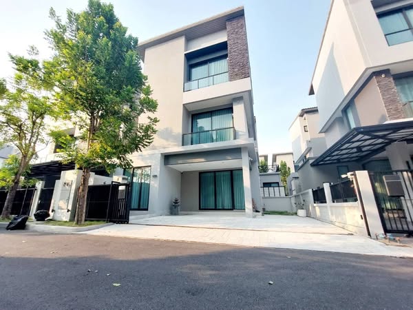  ให้เช่าบ้านแฝด 3 ชั้น ระดับ Luxury บ้านกลางเมือง คลาสเซ่ เอกมัย-รามอินทรา 