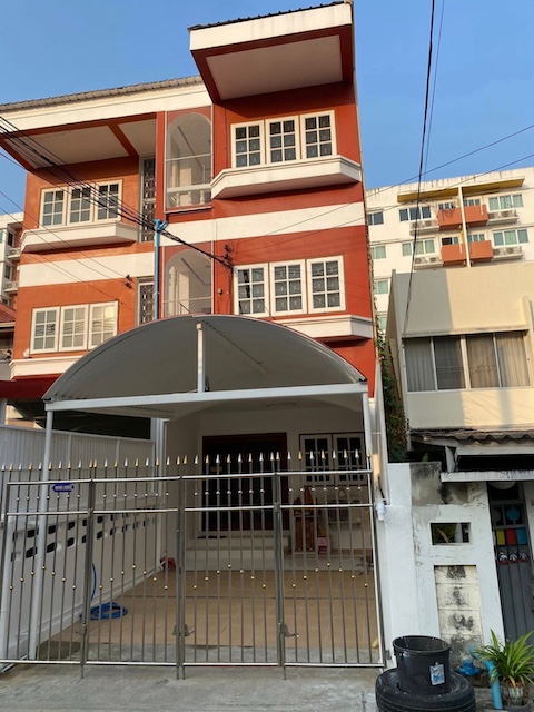 BH3711 ให้เช่าทาวน์เฮาส์ 3 ชั้น ลาดพร้าวซอย 29 ใกล้ MRT ลาดพร้าว  สนใจติดต่อ Agent คุณบัว โทร 093-646-4597