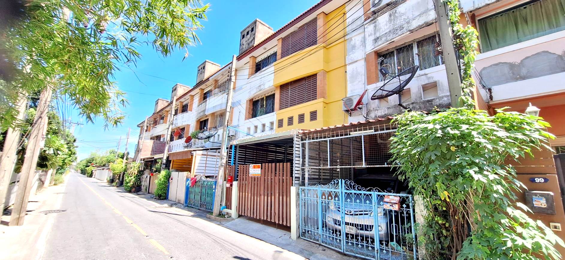 SALE townhouse - พท. 0 ไร่ 0 งาน 16 ตารางวา 4000000 บ. ไม่ไกลจาก ใกล้สำนักงานขนส่งจังหวัดนนทบุรีและที่ตรวจสภาพรถ ตรอ. อยู่เพียงปากซอย ใกล้โรงพยาบาลทรวงอก ใกล้ไปรษณีย์ไทยสาขานนทบุรี ใกล้บริษัทโทรคมนาคมแห่งชาติ  ใกล้การไฟฟ้านครหลวงนนทบุรี ใกล้โรงเรียนน