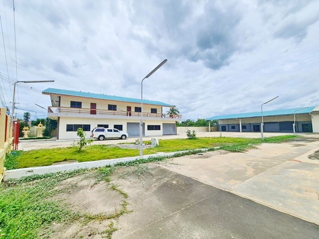 ถนน คู่ขนาน บางบัวทอง-สุพรรณบุรี  โกดังให้เช่า 2ไร่ 1,125ตร.ม. โรบินสัน โลตัสสุพรรณบุรี 3.26 กม.  ตลาดนัดไผ่ขวาง 1กม. พร้อมออฟฟิศ 2 ชั้น