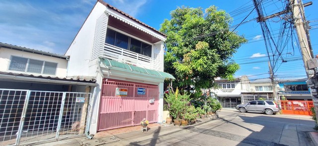 TOWNHOME ประชานิเวศน์ 3 2 Bedroom 0 ไร่ 0 Ngan 21 ตร.วา 2450000 B. ไม่ไกลจาก ใกล้โรงเรียนอนุบาลบรรลือทรัพย์ สำนักงานแขวงท่าทราย ตลาดประชานิเวศน์ 3 โรงเรียน เบญจมราชานุสรณ์ ตลาดใต้ทางด่วน วัดบัวขวัญพระอารามหลวง วิทยาลัยเทคโนโลยีปัญญาภิวัฒน์ ทำเลดี พัน